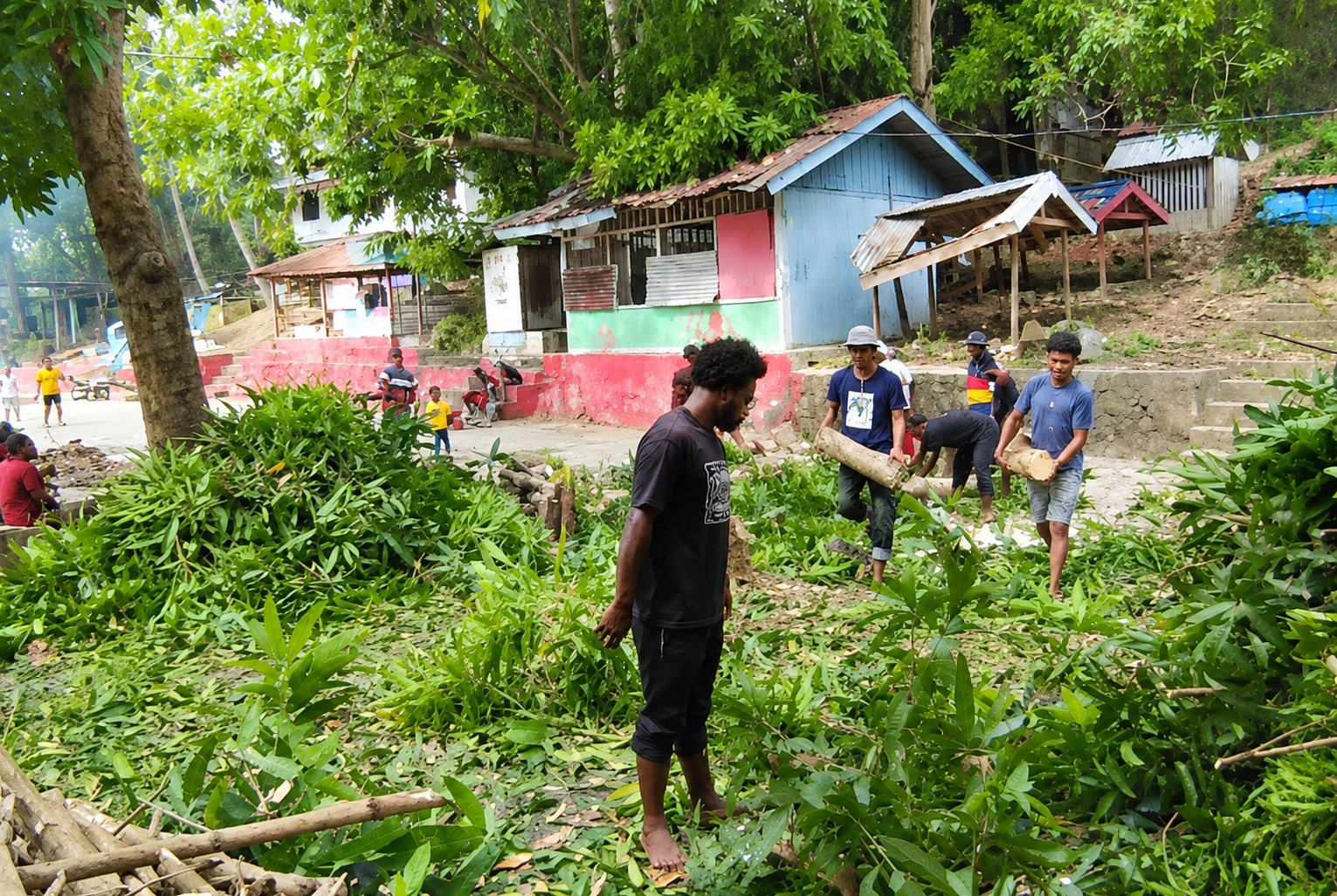 Gotong Royong Menjaga Kebersihan Kampung Ifale