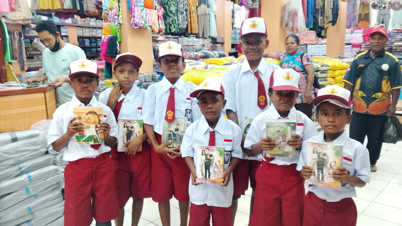 Peduli Pendidikan, Kepala Kampung Ifale Lukas Mukay Bantu Anak Putus Sekolah dan Yatim Kembali ke Bangku Pendidikan